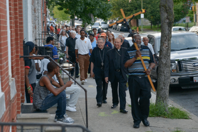El Arzobispo William E. Lori y el Obispo Auxiliar Denis J. Madden encabezan una caminata de oración y paz por la ciudad de Baltimore en 2019.
